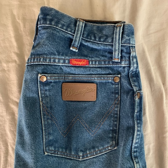 Wrangler jeans. High rise, wide leg with frayed bottom. Heavier denim. - Picture 4 of 4